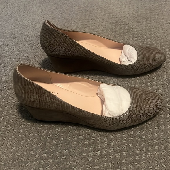 Wedge shoes heels. Perfect for the office or church. - Picture 2 of 6